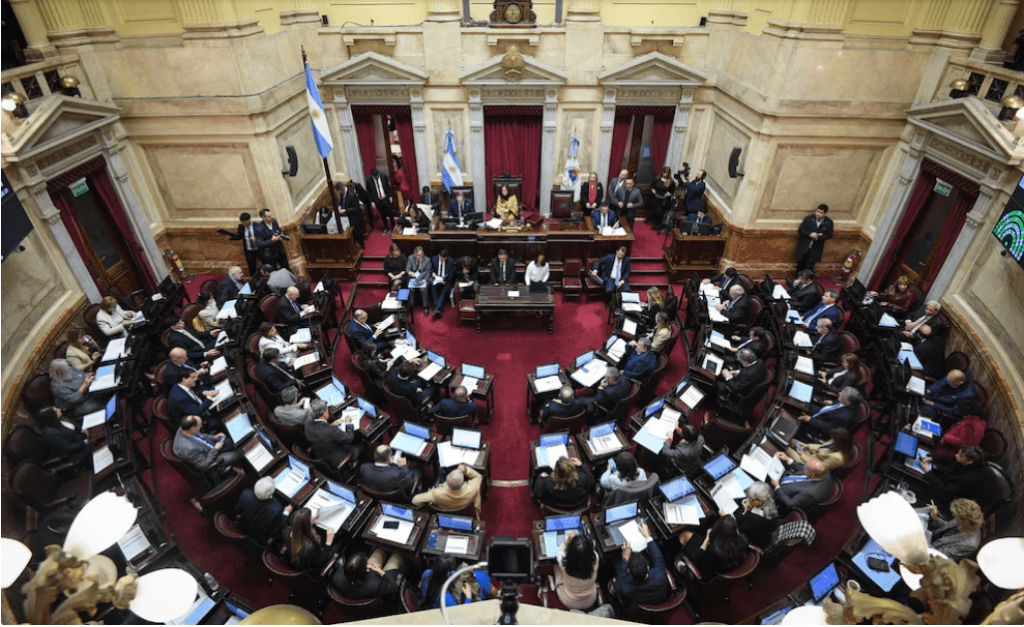 Facultades Delegadas: el Senado le dio otro duro golpe al presidente Milei al desactivar los decretos que desregulaban organismos&nbsp;públicos